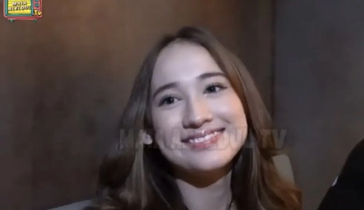 Rambut panjang coklat dibiarkan terurai tanpa poni, dengan riasan natural terlihat hanya mengaplikasikan lipstik glossy nude.  [YouTube Maiaaleldultv]