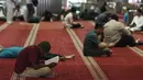 Masjid Istiqlal, Jakarta, menyiapkan serangkaian kegiatan yang akan menambah semarak Ramadan 1447 Hijriah. Tampak dalam foto, umat Muslim membaca Al-Quran atau tadarus saat menjalani hari pertama Ramadan 1447 Hijriah di Masjid Istiqlal, Jakarta, Kamis (19/2/2026). (Kapanlagi.com/Budy Santoso)