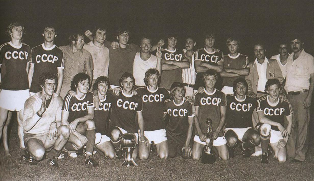 Para pemain Uni Soviet berfoto merayakan keberhasilan menjuarai Piala Dunia u20 1977 setelah mengalahkan Meksiko dalam laga final di El Menzah Stadium, Tunisia (10/7/1977). Rusia tercatat baru satu kali menjuarai Piala Dunia U-20 pada edisi pertama 1977 di Tunisia saat masih bernama Uni Soviet. Di partai final, Uni Soviet mengalahkan Meksiko lewat adu penalti 9-8 (2-2). (FIFA)