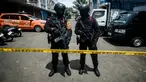 Polisi dari unit penjinak bom (Jibom) satuan Brimob Polda Jabar berjaga di sekitar depan Gereja Kristen Protestan Simalungun (GKPS) di Bandung, Jawa Barat pada Jumat 19 Desember 2025. Sebuah benda mencurigakan di depan gereja Gereja Kristen Protestan Simalungun (GKPS). (Timur Matahari/AFP)