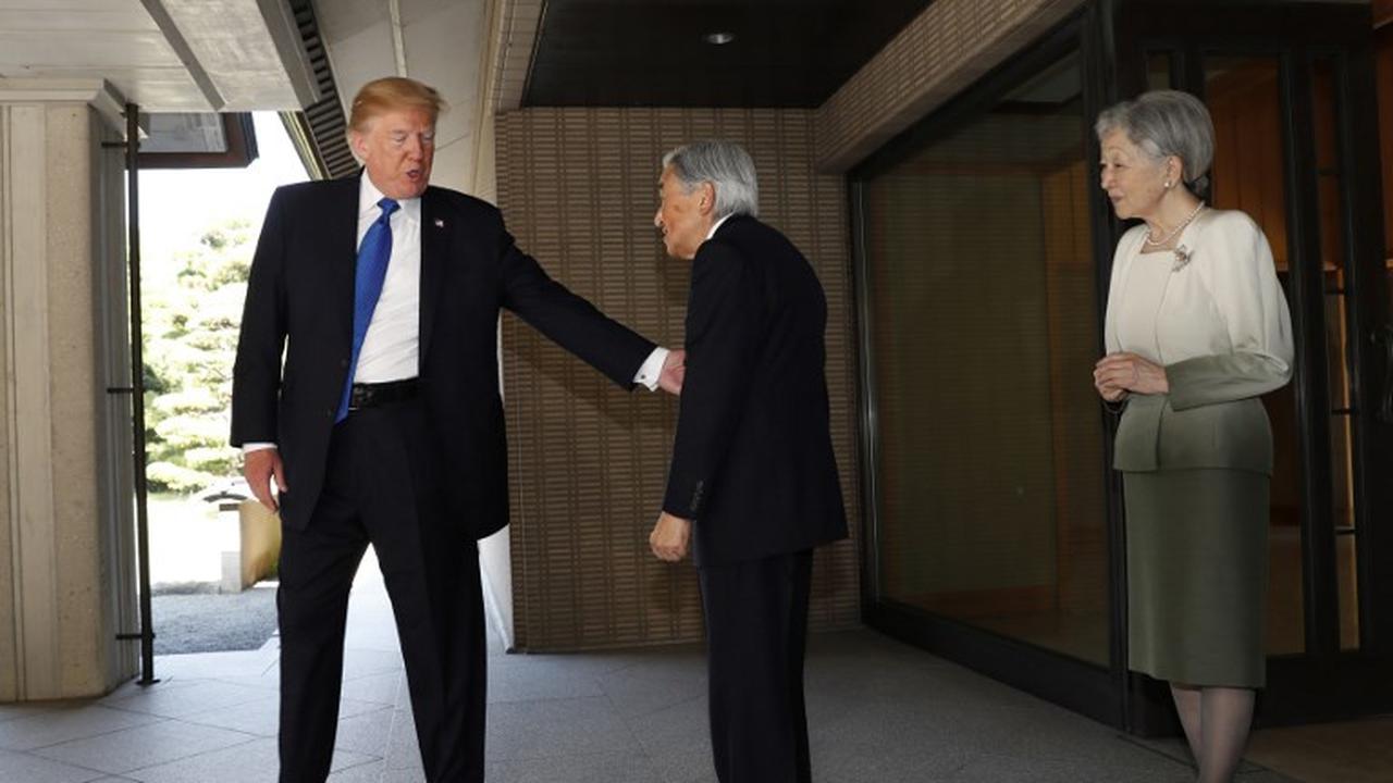 Donald Trump Tak Membungkuk Saat Bertemu Kaisar Jepang