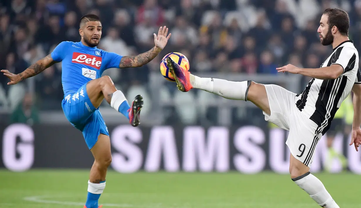 Penyerang Juventus, Gonzalo Higuain berebut bola dengan pemain Napoli Lorenzo Insigne pada pertandingan liga Italia Seri A, saat Juventus menjamu Napoli di Stadion Juventus, Turin, Italia (29/10). (Reuters/Giorgio Perottino)