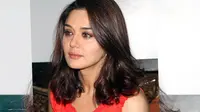 Preity Zinta memberikan empat foto memar di tangannya kepada polisi, atas tindakan kekerasan oleh Ness Wadia.