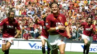 4. AS Roma - Dengan pelatih Fabio Capello, Francesco Totti dan kawan-kawan berhasil menjadi juara tahun 2001. Kala itu skuat diisi bintang dunia seperti Gabriel Batistuta dan Cafu. (Photo by GABRIEL BOUYS / AFP)