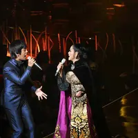 Jumat (8/9/2017), Vina Panduwinata baru saja menggelar konsernya yang mengusung tema September Ceria. Sejumlah musisi hadir di panggung megah tersebut dan berduet dengan penyanyi legendaris itu. (Nurwahyunan/Bintang.com)