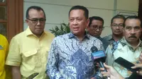 Wakil Koordinator Bidang (Wakorbid) Pratama Partai Golkar Bambang Soesatyo bertemu dengan BJ Habibie, Senin (15/7/2019). 
 (Merdeka.com/Ronald)