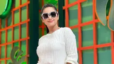 Tampil dengan busana berwarna putih, Dewi Perssik terlihat melengkapi penampilannya menggunakan kacamata hitam. Frame besar berwarna hitam putih pada kacamata ini pun menarik perhatian netizen. (Liputan6.com/IG/@dewiperssikreal.new)