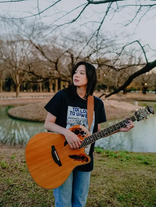 Tampil bergaya boyish itu nggak perlu ribet. Cukup padukan graphic t-shirt hitam dan blue jeans. [@jkt48.zee]