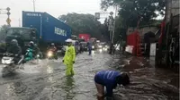 Jakbar Gencarkan Penambalan Turap Kali yang Bocor, Antisipasi Banjir Akibat Luapan