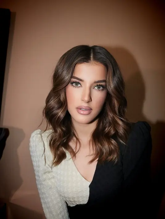 Tampilan rambut ini menjadi bukti bahwa balayage bukan sekadar tren musiman, melainkan teknik pewarnaan yang mampu menonjolkan kecantikan alami bila disesuaikan dengan karakter individu.   [@tasyafarasya].