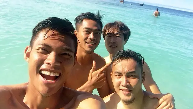 Pemain Persija Bersantai di Pantai
