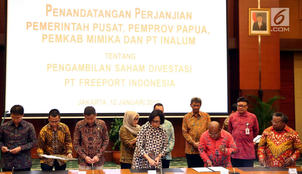 Suasana penandatangan perjanjian Pemerintah Pusat, Pemprov Papua, Pemkab Mimika dan PT Inalium tentang Pengambilan Saham Divestasi PT Freeport Indonesia di Kementrian Keuangan Jakarta, Jumat (12/2). (Liputan6.com/Johan Tallo)