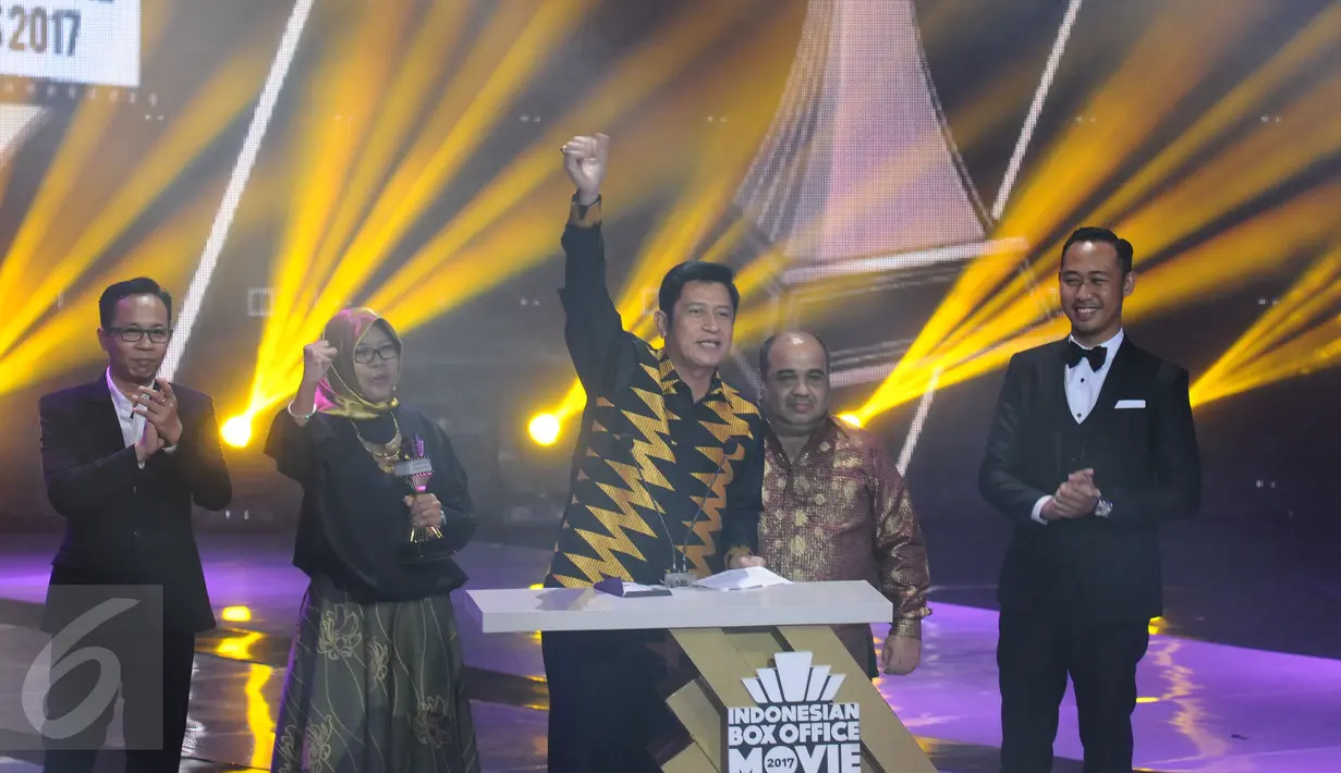 Perwakilan dari tim produksi film Uang Panai (Makassar) bersorak usai terpilih sebagai Film Produksi Daerah Terlaris Tahun Ini pada Indonesian Box Office Movie Awards 2017 di Studio 6 Emtek City, Jakarta, Rabu (29/3). (Liputan6.com/Helmi Fithriansyah)