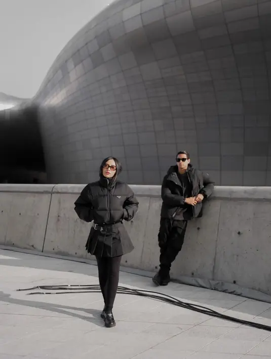 Rachel memasangkan jaketnya dengan mini skirt dan legging, sedangkan Salim memadukan jaketnya bersama jogger pants. [@rachelvennya]