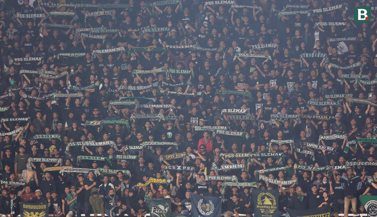 Kemenangan ini pun berkat kehadiran ribuan Brigata Curva Sud yang hadir memadati Stadion Manahan, Solo. (Bola.com/Arief Bagus)