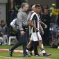 Paulo Dybala ditarik keluar saat Juventus melawat ke kandang AC Milan, Minggu (23/10/2016). Milan menang 1-0. (MARCO BERTORELLO / AFP)