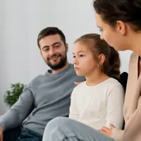 Membangun koneksi dengan mengajak anak berbicara dan bertanya alasan yang melandasi mereka berbohong. (Sumber: Freepik).