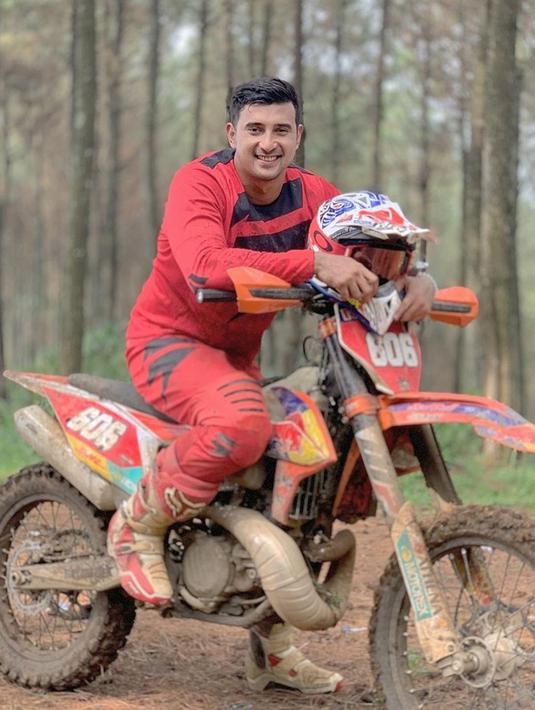 Pria kelahiran 6 Juni 1987 ini pun sering mengunggah foto bersama dengan motor kesayangannya di media sosial. Bahkan, tak jarang pula ia mengunggah foto saat melakukan touring dengan motor trailnya ini. (Liputan6.com/IG/@alisyakieb)