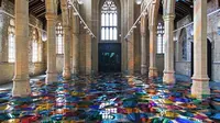 Seniman Ini Gunakan 700 Cermin Lingkaran untuk Hiasi Katedraln (sumber. Lostateminor.com)