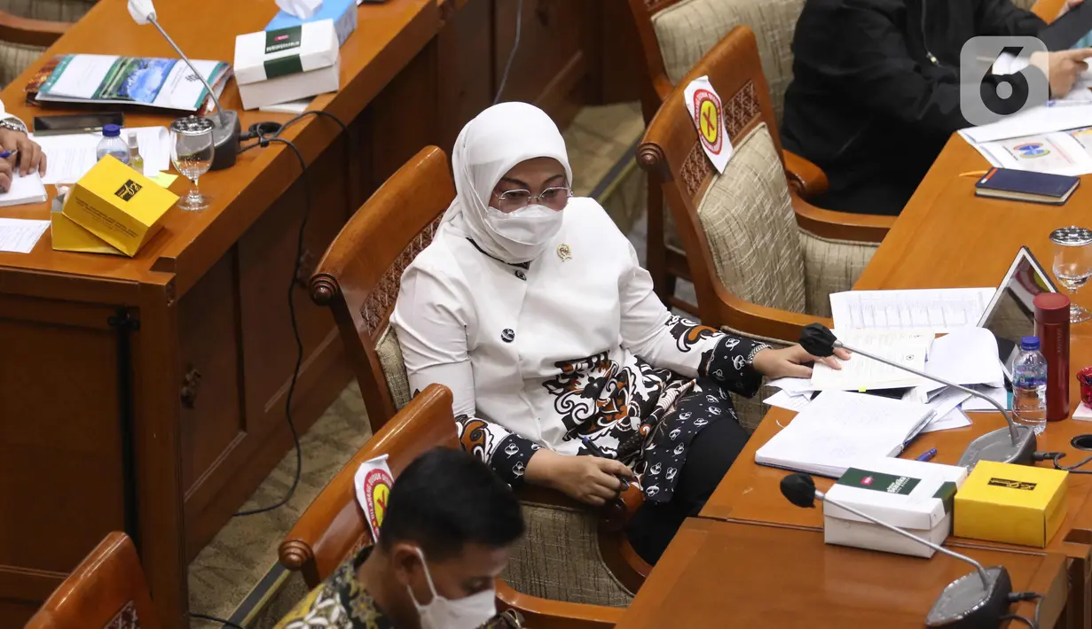 Menteri Tenaga Kerja Ida Fauziah mengikuti rapat dengar pendapat dengan Komisi IX DPR di Komplek Parlemen, Jakarta, Rabu (7/4/2021). Dalam rapat tersebut Komisi IX menyampaikan bahwa Kementerian Tenaga Kerja agar memperhatikan nasib kesejahteraan wartawan. (Liputan6.com/Angga Yuniar)