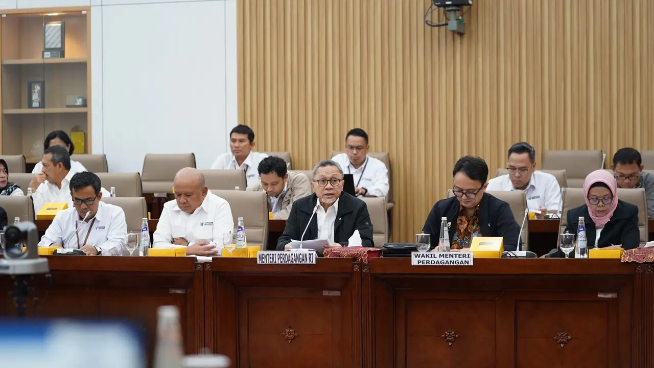 Menteri Perdagangan (Mendag) Zulkifli Hasan mengadakan rapat kerja dengan Komisi VI DPR RI di Gedung Nusantara, Kompleks MPR/DPR/DPD, Senayan, Jakarta, pada Senin (27/11/2023). (Dok Kemendag)
