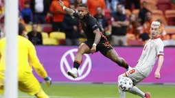 Setelah itu, Die Oranje mulai melancarkan serangan bertubi-tubi. Hasilnya terlihat pada menit ke-24, di mana Memphis Depay sukses menambah koleksi golnya memanfaatkan asis dari Donyell Malen. Belanda pun unggul 1-0. (Foto: AP/Pool/Koen van Weel)