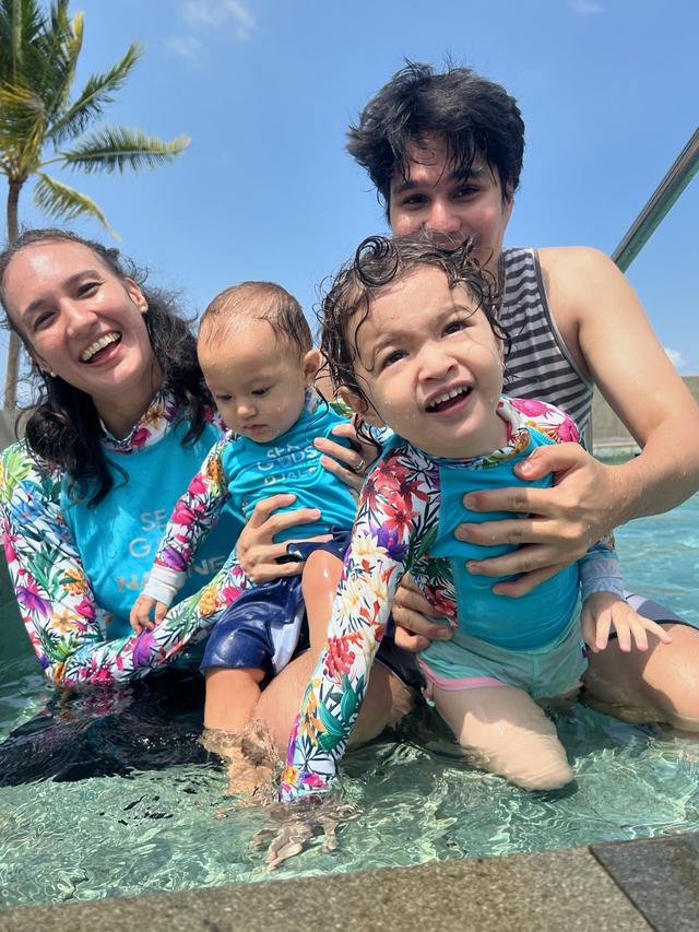 7 Potret Nadine Chandrawinata Liburan ke Lampung, Ramai Bareng Rombongan Keluarga