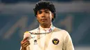 Di final, Lalu Muhammad Zohri tampil dengan kecepatan stabil sejak start hingga garis finis. Tampak dalam foto, Lalu Muhammad Zohri berpose untuk foto dengan medali peraknya setelah meraih posisi kedua di final lari 100 meter putra cabang atletik pada SEA Games ke-33 di Suphachalasai National Stadium, Bangkok, pada Kamis 11 Desember 2025. (Chanakarn LAOSARAKHAM/AFP)