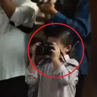 Video ini bakal bikin kamu seperti ditampar. Anak kecil saja bisa 'selow' meski dia disenggol orang lain dengan amat keras.