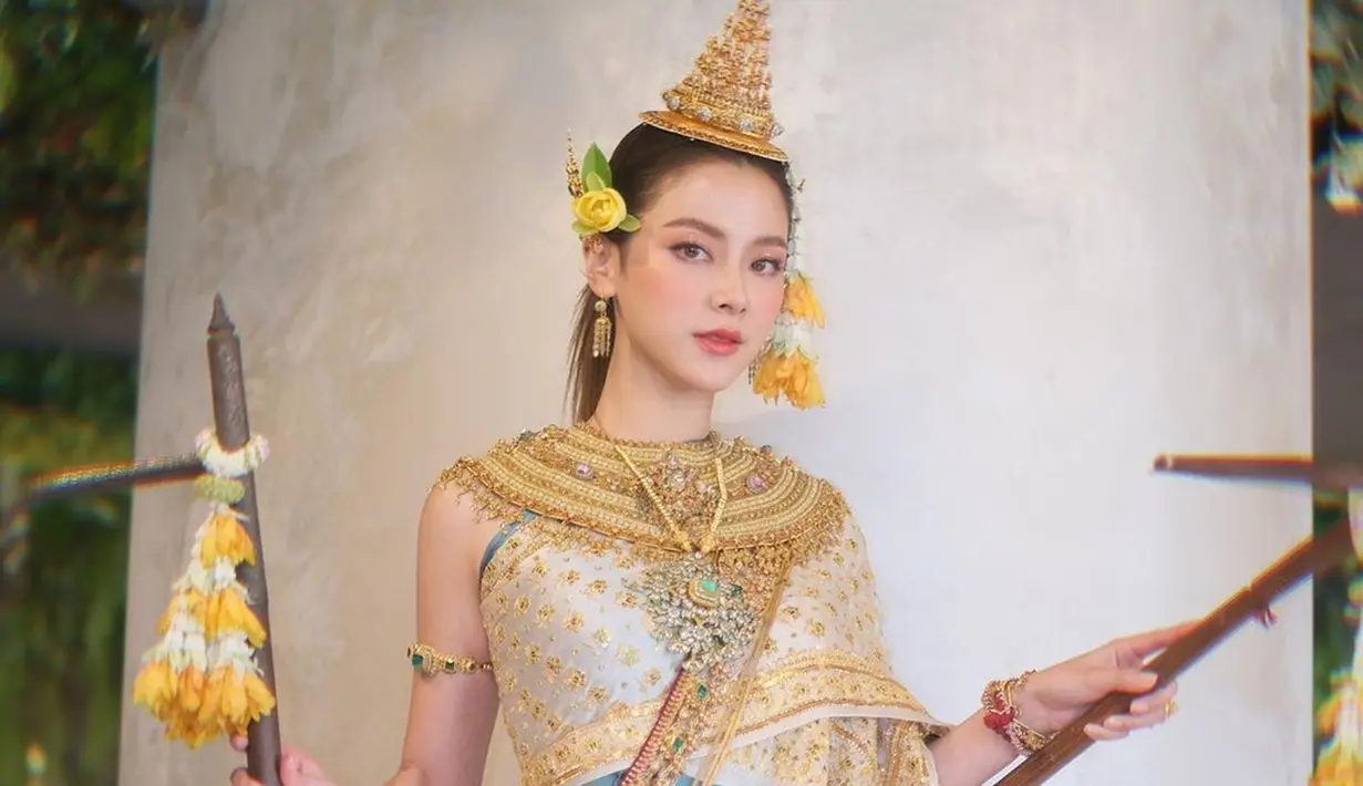Perempuan kelahiran 30 September 1992 ini terlihat begitu anggun dengan busana adat Thailand. Banyak fans terpesona dengan kecantikan dari Baifern Pimchanok. Baifern semakin terlihat menawan mengenakan Chut Thai yang membuat pesonanya kian terpancarkan. (Liputan6.com/IG/@baifernbah)