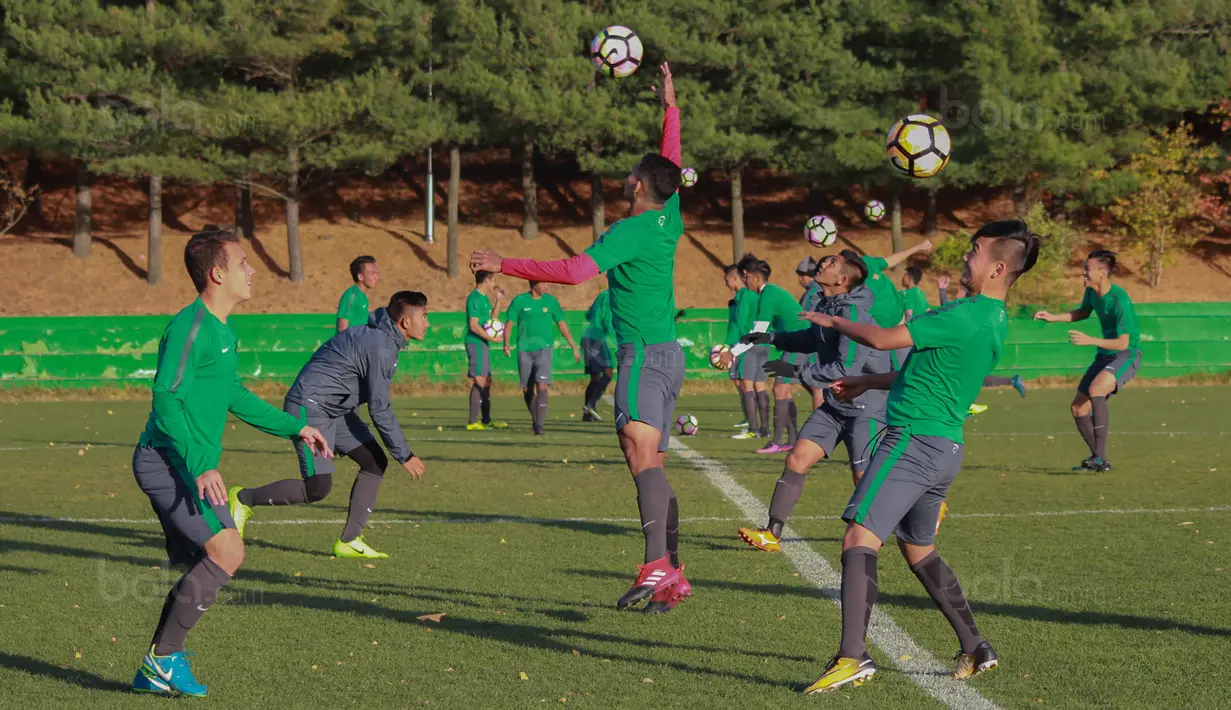 Gelandang Timnas Indonesia U-19, Egy Maulana Vikri, bersama rekan-rekan berlatih di Paju National Football Centre, Gyeonggi, Minggu (29/10/2017). Persiapan dilakukan Timnas U-19 jelang laga Kualifikasi Piala Asia 2018. (Bola.com/Media PSSI)