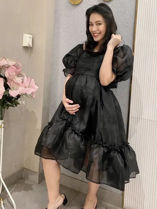 Hamil anak ke-3, Lady mengenakan dress organza hitam costum dipadukan kitten heels warna serasi.  (@ladykjaernett)