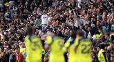 Perasaan bahagia tak mampu ditutupi para penggawa dan pendukung dari Tottenham Hotspurs setelah berahasil mentas dari zona degradasi Liga Inggris 2025/2026. (AFP/Adrian Dennis)