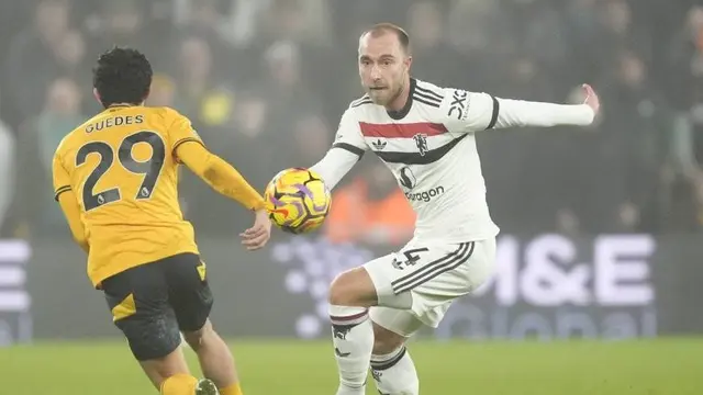 Goncalo Guedes (kiri) dan Christian Eriksen berebut bola dalam laga Primer League antara Wolverhampton dan Manchester United, Jumat (27/12/2024)