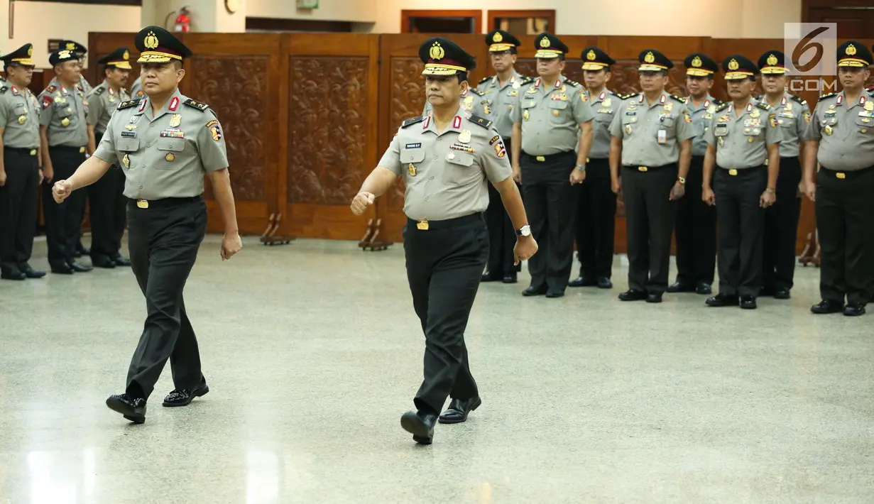 Irjen Pol Yazid Fanani dan Brigjen Pol Triyono Basuki Pujono mengikuti upacara kenaikan pangkat di Rupatama Mabes Polri, Jakarta, Jumat (21/7). Kapolri Jenderal Tito Karnavian menjadi inspektur upacara dalam sertijab tersebut. (Liputan6.com/Faizal Fanani)