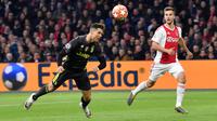 Megabintang Juventus, Cristiano Ronaldo mencetak gol pembuka ke gawang Ajax Amsterdam pada laga pertama perempat final Liga Champions 2018-2019 di Amsterdam Arena, Rabu (10/4). Juventus harus puas bermain imbang 1-1 di kandang Ajax Amsterdam. (AP/Martin Meissner)