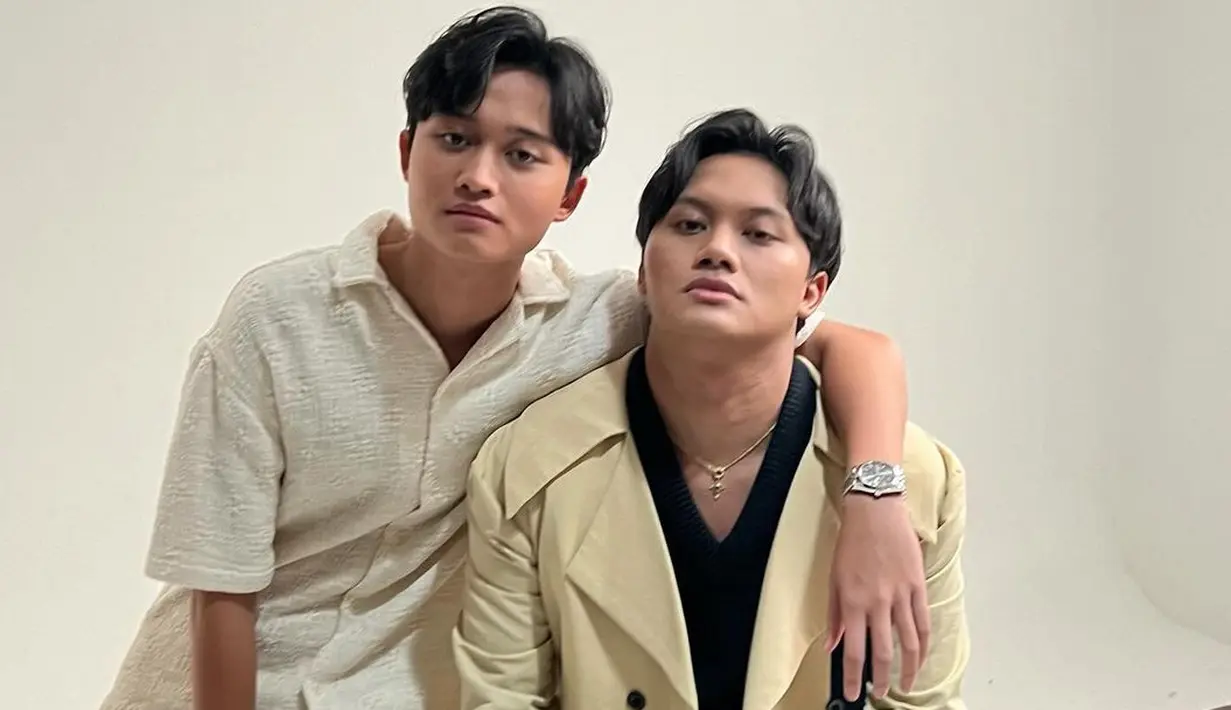 <p>Rizwan Fadilah tampaknya ingin mengikuti jejak sang kakak, Rizky Febian menjadi penyanyi. Berpose bersama sang kakak, keduanya memiliki visual keren yang mirip. Njan tampil dengan atasan berkerah lengan pendek berwarna nude yang serasi dengan cargo pantsnya. [Foto: Instagram/rizwanfadilah.a.s]</p>