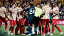 Wasit berusaha melerai keributan antara pemain RC Lens dengan pemain Arsenal pada laga Liga Champions di Stade Bollaert-Delelis, Rabu (4/10/2023). (AFP/Sameer Al-Doumy)