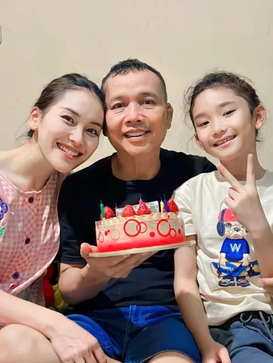 <p>Penyanyi dan pemeran itu juga meminta maaf karena telah membuat sang ayah marah hingga menangis. "Huhuuuu ngeselin bgt kita nih, maap y yah kita kerjain smp marah trs nangis hhehehee luv u ayah," tutup Ayu. [Instagram/ayutingting92]</p>