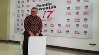 Ketua KPU Arief Budiman menunjukkan kotak suara Pemilu 2019. (Liputan6.com/Raden Trimutia Hatta)
