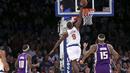 Pemain Knicks, Kyle O'Quinn  #9 melakukan dunks saat melawan Sacramento Kings pada laga NBA di Madison Square Garden, (5/12/2016). Knicks menang 106-98. (AP/Seth Wenig)