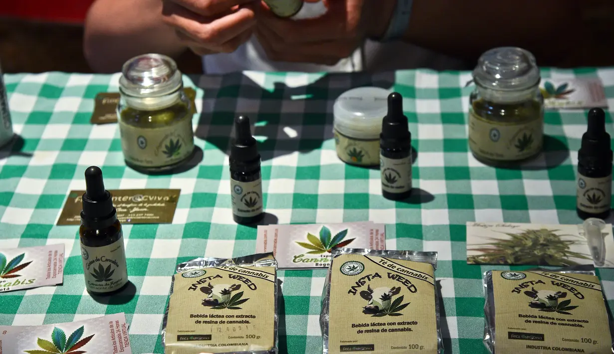 Sejumlah produk medis yang terbuat dari ganja di sebuah pameran produk ganja untuk obat di Bogota, Kolombia, Selasa (22/12). Pemerintah Kolombia telah melegalkan penggunaan ganja untuk keperluan medis. (AFP PHOTO/Guillermo LEGARIA)