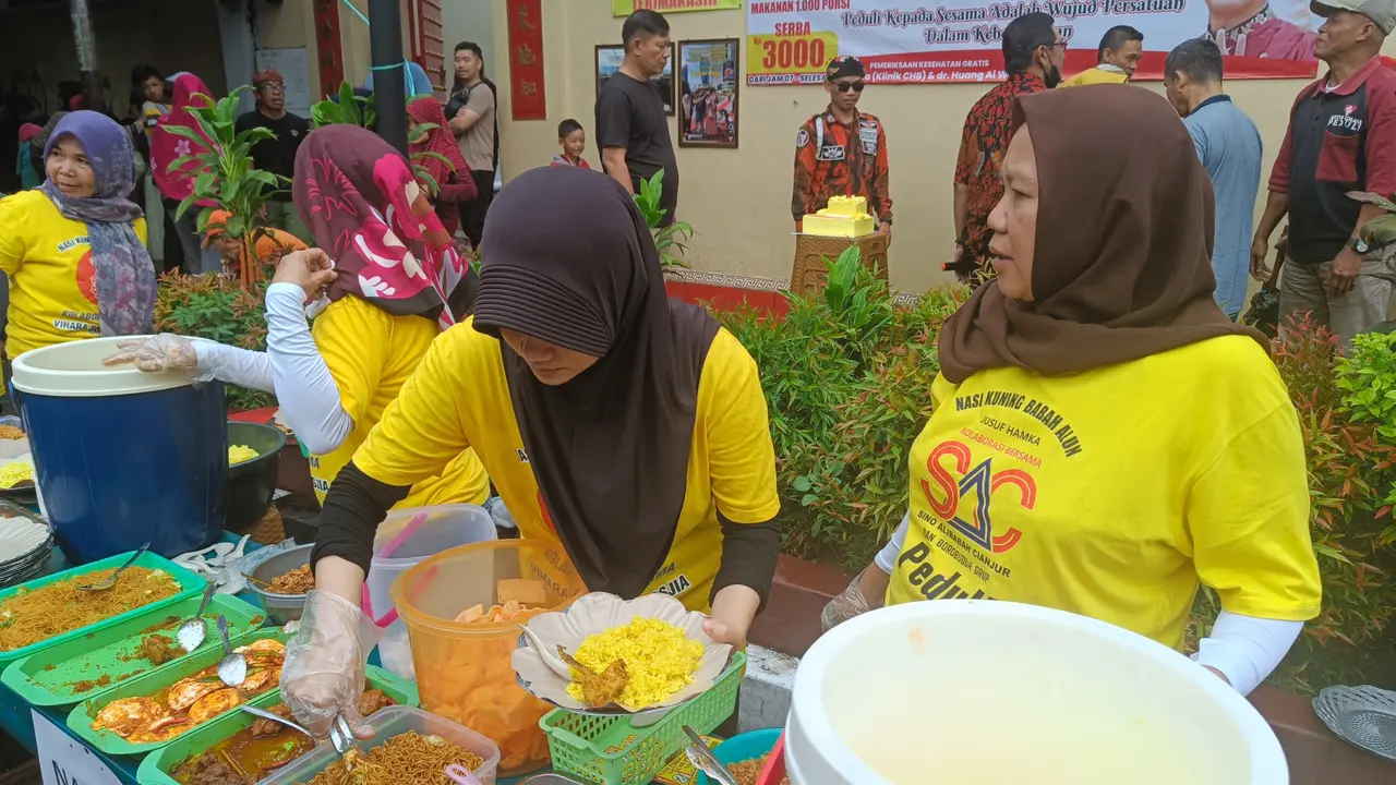 Pengusaha jalan tol Jusuf Hamka atau yang sering dipanggil Babah Alun membantu masyaraat lewat program nasi kuning Rp3.000 per porsi yang di gelar di Vihara Bumi Pharsjia, Cianjur, Jawa Barat. (Sulaeman/Merdeka.com)