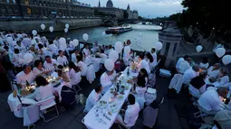 Suasana di acara "Diner en Blanc" edisi ke-29 di Paris, Kamis (8/6). Ada sekitar 35.000 orang yang masuk dalam daftar tunggu dan akhirnya tak bisa mengikuti acara. (AFP PHOTO / Thomas SAMSON)