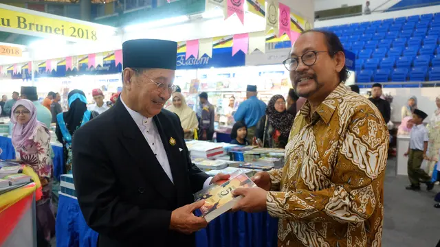 Menteri Agama Brunei Darussalam Ustaz Hj Awg Badaruddin mengunjungi pembukaan resmi “Brunei Book Fair and Empowering Reading Culture Carnival 2018". (Sumber: Fungsi Pensosbud KBRI Bandar Seri Begawan​)