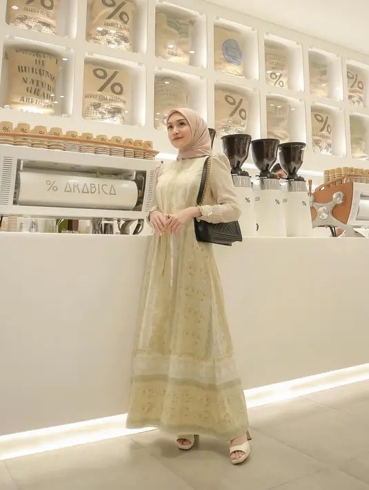 Melody Prima juga semakin memesona setelah memutuskan tampil tertutup. Dalam potret ini, Melody mengenakan dress bermotif floral berwarna kuning yang cantik. Dress ini memiliki bagian lengan dengan warna berbeda, untuk kesan lebih menarik dan unik. Foto: Instagram.