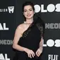 Aktris Anne Hathaway berpose untuk fotografer di karpet merah premiere film 'Colossal' di New York City, AS, Selasa (28/3). Anne menyempurnakan gayanya dengan clutch Jean Solid hitam dari Edie Parker. (Photo by Evan Agostini/Invision/AP)