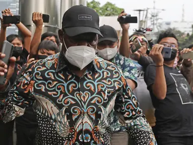 Wakil Bupati Mamberamo Tengah Yonas Kenelak (tengah) meninggalkan gedung KPK usai menjalani pemeriksaan di Gedung KPK, Jakarta, Rabu (3/8/2022). KPK memeriksa Wakil Bupati Mamberamo Tengah Yonas Kenelak sebagai saksi untuk tersangka Ricky Ham Pagawak selaku Bupati Mamberamo Tengah terkait dugaan suap dan gratifikasi. (Liputan6.com/Helmi Fithriansyah)