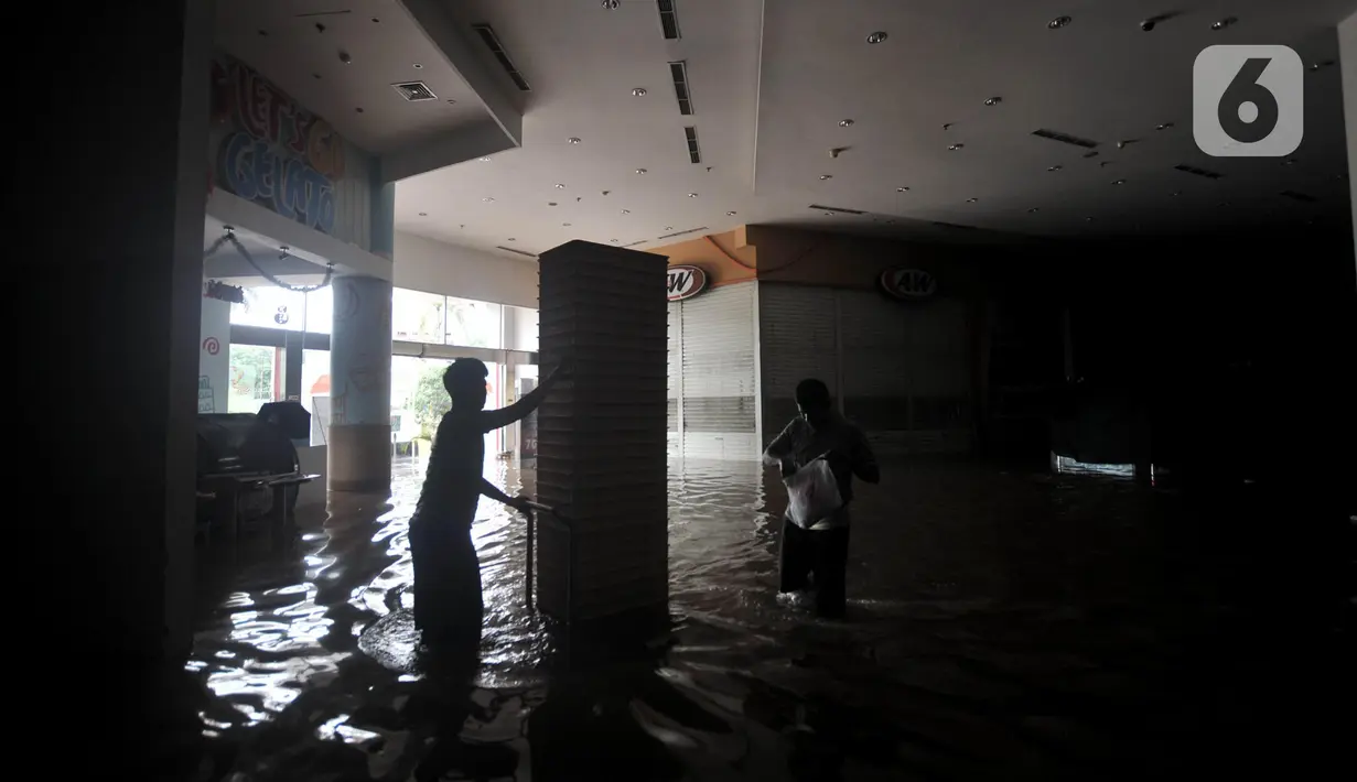 Suasana dan Kondisi lantai dasar Mall Cipinang Indah yang terendam air saat banjir melanda, Jakarta Timur, Rabu (1/1/2020). Selain merendam permukiman warga, banjir kali ini juga melumpuhkan Mal Cipinang Indah yang terpaksa ditutup akibat terendam air. (merdeka.com/Iqbal S Nugroho)