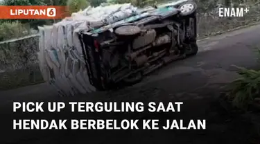 Sebuah mobil pick up membawa muatan yang melebihi kapasitas terguling